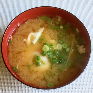 黄身がとろーり卵と水菜の味噌汁